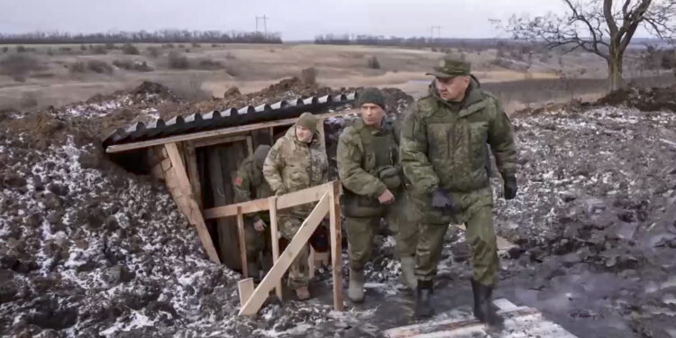 Undisclosed (Ukraine), 22/12/2022.- A still image taken from a handout video provided by the Russian Defence Ministry Press-Service on 22 December 2022 shows Russian Defence Minister Sergei Shoigu (R) during an inspection of positions of the Russian armed forces involved in the 'special military operation', at an unknown location in Ukraine. On 24 February 2022 Russian troops entered the Ukrainian territory in what the Russian president declared a 'Special Military Operation', starting an armed conflict that has provoked destruction and a humanitarian crisis. (Rusia, Ucrania) EFE/EPA/RUSSIAN DEFENCE MINISTRY PRESS SERVICE HANDOUT -- MANDATORY CREDIT -- BEST QUALITY AVAILABLE -- HANDOUT EDITORIAL USE ONLY/NO SALES