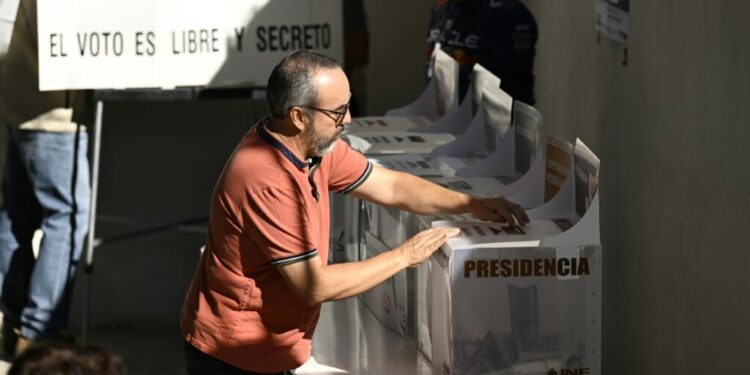 (240602) -- MEXICO CITY, June 2, 2024 (Xinhua) -- A voter casts his ballot at a polling station in Mexico City, Mexico, June 2, 2024. Sunday's general elections are considered the largest in Mexico's modern history, with the presidency, legislative seats, governorships and local government positions up for grabs. (Xinhua/Li Muzi)