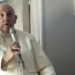 Papa Francisco muestra mejoría y trabaja desde el hospital