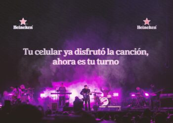 ¡Heineken lo hace de nuevo! Pide guardar celulares y disfrutar la música con Zoé