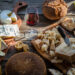 Trilogía de sabores: pan, queso y vino