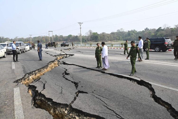 En esta imagen proporcionada por The Myanmar Military True News Information Team, el general sénior Min Aung Hlaing, al centro, inspecciona una carretera dañada por un terremoto el viernes 28 de marzo de 2025, en Naypyidó, Myanmar. (The Myanmar Military True News Information Team vía AP)