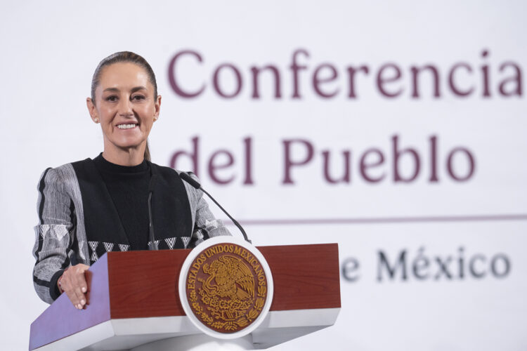Cuauhtémoc, Ciudad de México. 1 de abril 2025. La presidenta constitucional de los Estados Unidos Mexicanos, la Doctora Claudia Sheinbaum Pardo en conferencia de prensa matutina en el salón de la Tesorería de Palacio Nacional. Acompañan a la presidenta: David Kershenobich, secretario de salud; Eduardo Clark, subsecretario de Integración y desarrollo del sector salud; Zoé Alejandro Robledo Aburto, director general del Instituto Mexicano del Seguro Social (IMSS); Martí Batres Guadarrama, director general del Instituto de Seguridad y Servicios Sociales de los Trabajadores del Estado (ISSSTE); Alejandro Svarch Pérez, director general de IMSS-Bienestar y Pablo Gómez director de la Unidad de Inteligencia Financiera.  Foto: Saúl López Escorcia/Presidencia