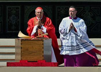 Cardenal Re destaca el llamado del papa a Trump a «construir puentes, no muros»