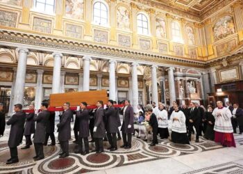 El gran público descubre la tumba de Francisco a la espera del cónclave