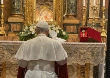 Papa León XIV visita la tumba de Francisco en basílica de Roma