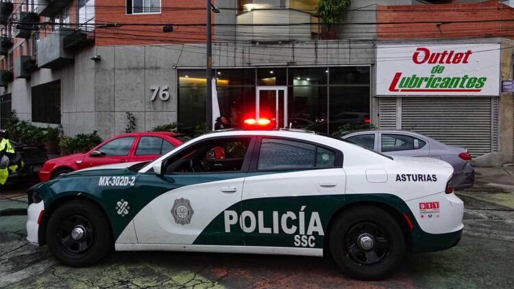 CIUDAD DE MÉXICO, 07AGOSTO2024.- Una mujer  presuntamente de origen colombiano, aproximadamente 26 años fue encontrada sin vida al interior de un departamento ubicado en la calle Doctor Márquez y Doctor Vertiz, esto en la  colonia Doctores de la alcaldía Cuauhtémoc.  En imagen fachada de la torre de departamentos marcada con el número 76 con patrulla del sector Asturias. 
FOTO: ROGELIO MORALES /CUARTOSCURO.COM