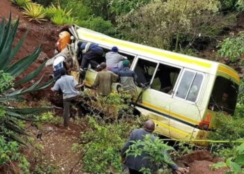 Al menos 38 muertos tras choque entre autobús y microbús