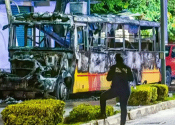 Hallan cinco cuerpos calcinados en autobús incendiado en Acapulco