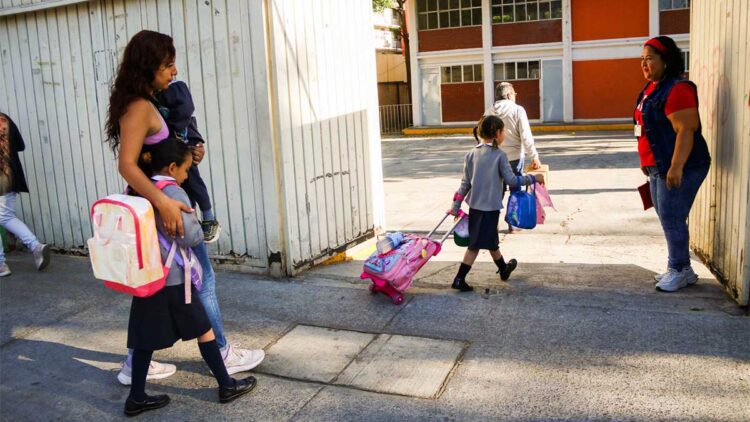 CIUDAD DE MÉXICO. 28ABRIL2025.- Hoy regresaron a clases millones de estudiantes del nivel medio básico. Después del período vacacional de Semana Santa. FOTO: VICTORIA VALTIERRA/CUARTOSCURO.COM