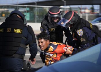 Más de 20 personas fueron detenidas en la primera noche del toque de queda en Los Ángeles