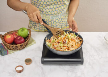 Fideos chinos con manzana: una receta fresca para conquistar el verano