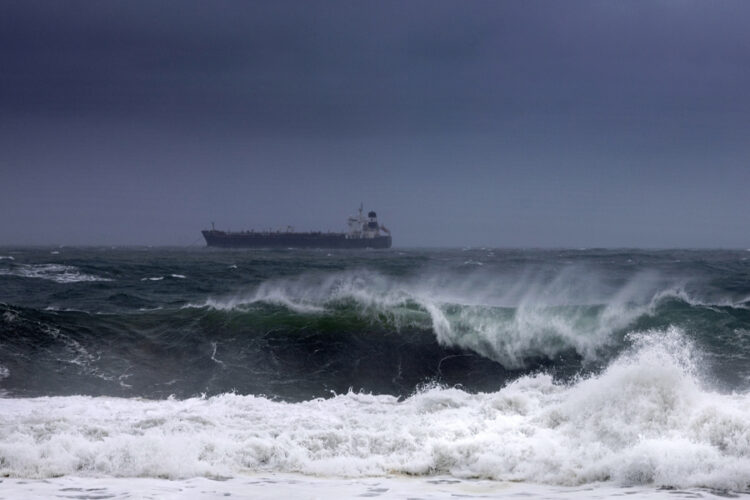 Fotografía donde se observa el fuerte oleaje ante la llegada del huracán 'Erick', ayer miércoles, en Salina Cruz en Oaxaca (México). EFE/ Luis Villalobos