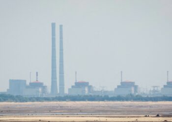 Rusia presume bombardeo a base aérea en Ucrania, pero denuncia ataque contra central nuclear