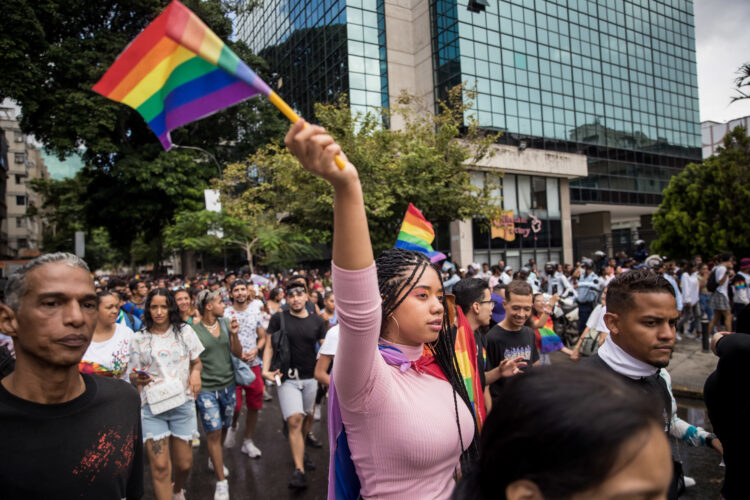 Cientos de personas fueron registradas este domingo, durante la marcha del Día del Orgullo LGBTIQ+, en Caracas (Venezuela). EFE/Miguel Gutiérrez