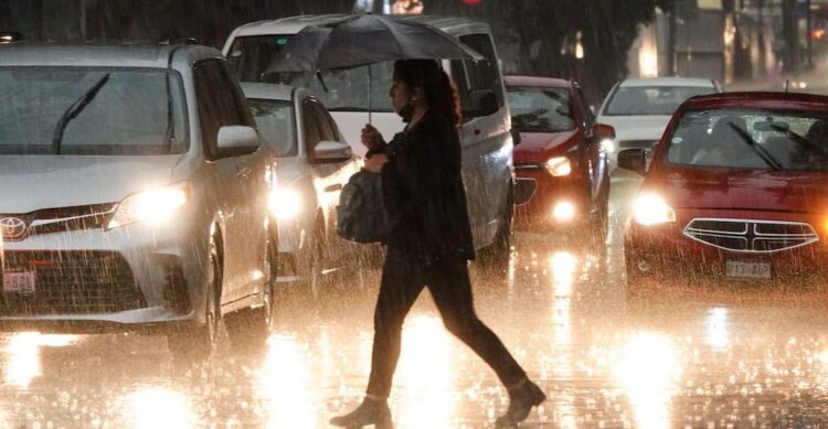 CIUDAD DE MÉXICO, 10MAYO2023.- Las y los capitalinos fueron sorprendidos por una fuerte lluvia que azotó por momentos diferentes puntos del Centro Histórico de la capital. Cubiertos con paraguas, bolsas y algunos sin nada fue que continuaron su camino. 
FOTO: GALO CAÑAS/CUARTOSCURO.COM