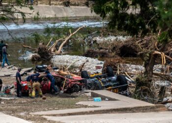 Desmienten solicitud de green card a rescatistas mexicanos tras inundaciones en Texas