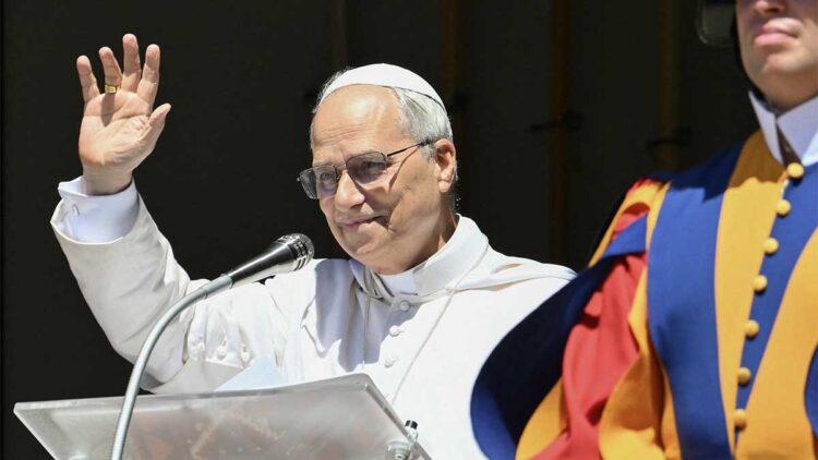 Pope Leo XIV waves the crowd before leading  the Angelus prayer in Piazza della Liberta (Liberty Square) in front of Palazzo Apostolico (Apostolic Palace) in the summer papal estate in Castel Gandolfo, 40 km southeast of Rome, on July 20, 2025. The newly elected Pope Leo XIV, revives a long-standing papal tradition paused under Francis, as Castel Gandolfo prepares to welcome a pope for the first time in over a decade. (Photo by Alberto PIZZOLI / AFP)