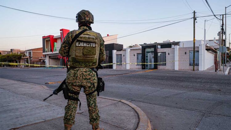 CULIACÁN, SINALOA, 06MAYO2025.- La violencia volvió a sacudir la zona sur de Culiacán, donde grupos del crimen organizado protagonizaron una persecución en la colonia Emiliano Zapata, dejando varios vehículos estacionados con daños por impactos de bala. Poco después, una vivienda en la colonia Miguel Hidalgo fue atacada, resultando en daños materiales, aunque sin reportes de personas lesionadas. Minutos más tarde, sujetos armados que viajaban presuntamente en una camioneta dispararon contra un local comercial en la colonia Las Quintas, el cual operaba como dispensario. Este hecho marca el segundo día consecutivo de escalada violenta en la capital sinaloense. FOTO: JOSÉ BETANZOS ZÁRATE/CUARTOSCURO.COM