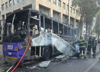 Autobús de transporte público se incendia en el Centro Histórico