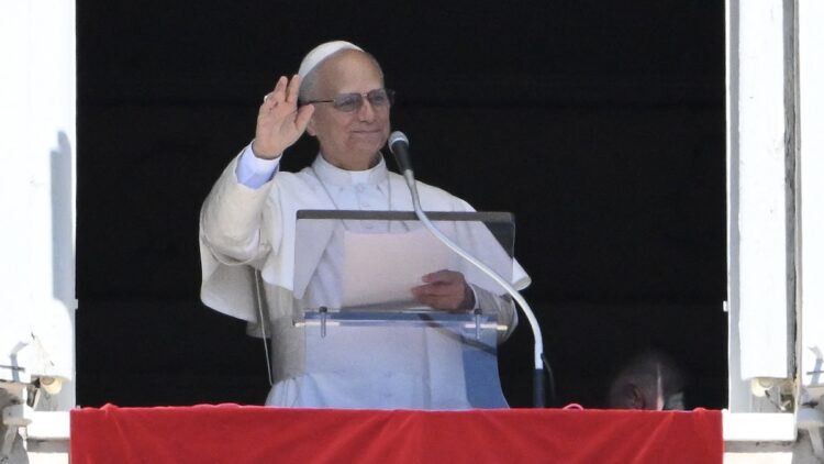 Pope Leo XIV gestures as he addresses the crowd from the window of the apostolic palace overlooking St.Peter's square during his Sunday Angelus prayer at the Vatican on August 31, 2025. (Photo by Alberto PIZZOLI / AFP)