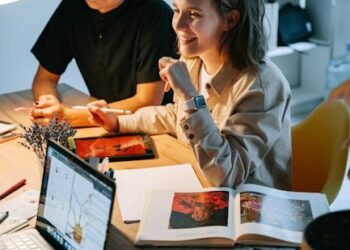 Las carreras en línea con más demanda en 2025 son en tecnología, diseño, negocios y educación según UMAD