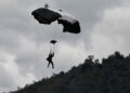 Tragedia en desfile militar, paracaidista cae al realizar maniobra aérea