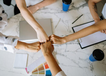 Ser mujer hoy: un viaje de autoconocimiento, sororidad y aceptación