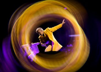 Miguel Bosé llega para iluminar con su “Importante Tour” y celebrar su legado