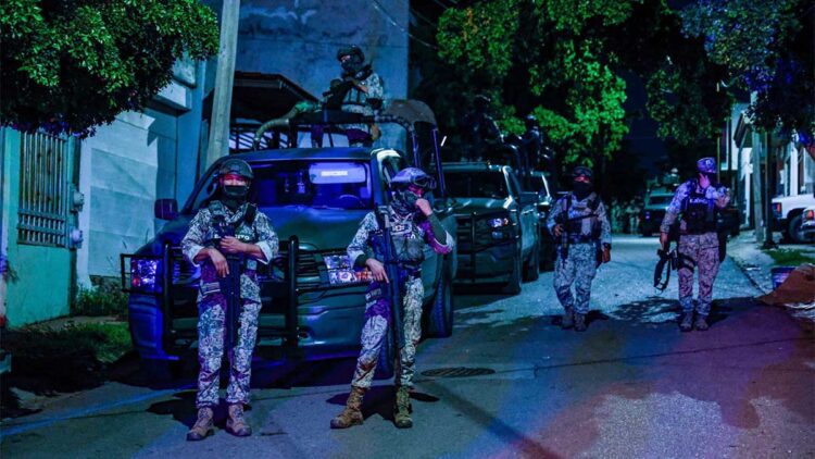 CULIACÁN, SINALOA, 02SEPTIEMBRE2025.- Asesinan al Policía municipal del Escuadrón Motorizado, Jorge Luis Casillas Torres, de 42 años y con 18 años de servicio en la corporación, fue acribillado a balazos la madrugada en la colonia Villa Bonita, en Culiacán. El ataque ocurrió a escasos metros de su domicilio, sobre la calle Monte Athos, cerca de la primaria Nueva Creación. El cuerpo del oficial, quien pertenecía al escuadrón motociclista, quedó en el asiento del piloto de un vehículo particular, vestido con camiseta negra de manga larga y pantalón camuflado. FOTO: JOSÉ BETANZOS ZÁRATE/CUARTOSCURO.COM