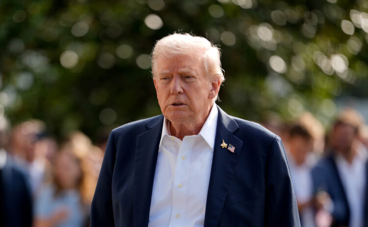 Washington (United States), 26/09/2025.- US President Donald Trump walks on the South Lawn of the White House before boarding Marine One in Washington, DC, USA, 26 September 2025. Trump’s plan to impose a 100% tariff on branded drug imports was greeted with a shrug by many investors, who are betting his exemptions for companies with US manufacturing will soften any blow. EFE/EPA/KENT NISHIMURA / POOL