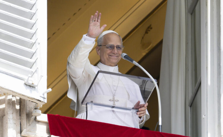 VATICAN CITY (Vatican City State (Holy See)), 14/09/2025.- A handout picture provided by the Vatican Media shows Pope Leo XIV leading the Angelus prayer in St. Peter's Square on his 70th birthday, in Vatican City, 14 September 2025. (Papa) EFE/EPA/VATICAN MEDIA HANDOUT HANDOUT EDITORIAL USE ONLY/NO SALES