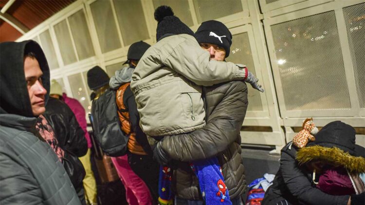 CIUDAD JUÁREZ, CHIHUAHUA, 19ENERO2025.- Un día antes de la toma de posesión de Donald Trump como presidente de los Estados Unidos, Migrantes que obtuvieron cita confirmada por CBP One (permiso humanitario que les permita el ingreso legal a Estados Unidos), bajo un clima gélido, ingresan por el Puente Internacional Paso del Norte. 
FOTO: PEDRO ANZA /CUARTOSCURO.COM