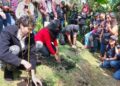 El cantante Benny Ibarra impulsa la reforestación de Xochimilco junto a la alcaldesa Cirse Camacho Bautista