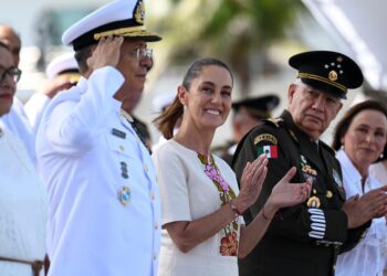 Claudia Sheinbaum destaca que la soberanía se defiende día a día en el 204 aniversario de la Armada de México