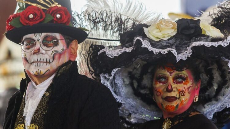 CIUDAD DE MÉXICO. 17OCTUBRE2025.- Catrinas y catrines en el arranque de temporada de la flor de Cempasúchil en el paraje de San Sebastián en Xochimilco. FOTO: VICTORIA VALTIERRA/CUARTOSCURO.COM