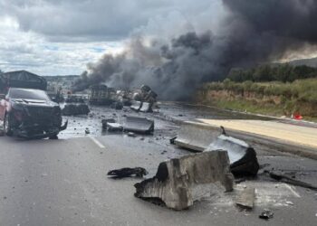 Colisión de dos pipas provoca explosión en la México-Puebla