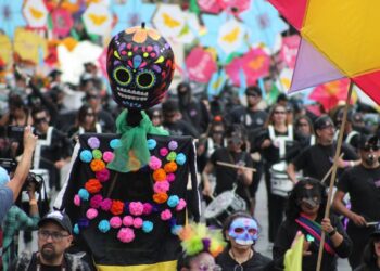 Entre esqueletos y colores, encabeza Clara Brugada el Gran Desfile de Día de Muertos 2025 que reunió a un millón 450 mil personas