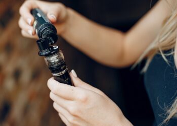 Mark Esper acusa que el veto a vapeadores abrió negocio para el crimen organizado