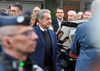 Sarkozy saldrá de la cárcel en libertad condicional; pasó 20 días en prisión