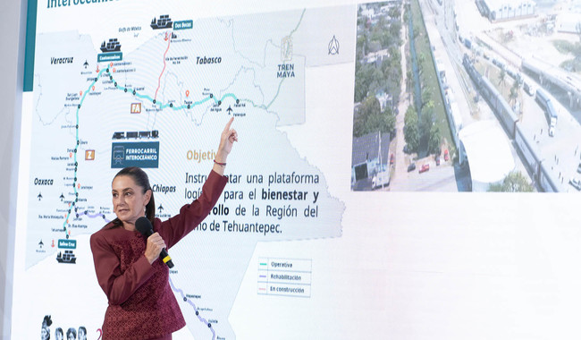Cuauhtémoc, Ciudad de México. 24 de noviembre 2025. La presidenta constitucional de los Estados Unidos Mexicanos, la Doctora Claudia Sheinbaum Pardo en conferencia de prensa matutina en el salón de la Tesorería de Palacio Nacional. La acompañan: Edna Vega Rangel, secretaria de Desarrollo Agrario, Territorial y Urbano; Rodrigo Chávez Contreras, director General de la Comisión Nacional de Vivienda; Octavio Romero Oropeza, director General del INFONAVIT; Alejandro Svarch Pérez, director general de IMSS-Bienestar; Jabnely Maldonado Meza, vocal ejecutiva del Fovissste; Iván Escalante, Procurador Federal del Consumidor (Profeco) y Diana Aurora Correa, subdirectora de Diseño Digital y Medios Sociales en la Unidad de Memoria.   Foto: Saúl López Escorcia/Presidencia