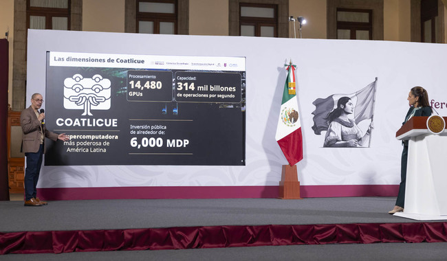 Cuauhtémoc, Ciudad de México. 26 de noviembre 2025. La presidenta constitucional de los Estados Unidos Mexicanos, la Doctora Claudia Sheinbaum Pardo en conferencia de prensa matutina en el salón de la Tesorería de Palacio Nacional. La acompañan: Efraín Morales López, Director General de la Comisión Nacional del Agua (CONAGUA); Rosaura Ruiz Gutiérrez, Secretaría de Ciencia Humanidades Tecnología e Innovación; José Antonio Peña Merino, director de la agencia de transformación digital; Jorge Luis Pérez Hernández Coordinador Nacional de Infraestructura Digital; Raúl Soto García Director Ejecutivo Interino de INFOTEC Centro de Investigación e Innovación en Tecnologías de la Información y Comunicación; Arturo Reyes-Sandoval; Director general de Instituto Politécnico Nacional; Héctor Benítez Pérez, director general de cómputo y de tecnologías de información y comunicación de la UNAM; Miguel Ángel Elorza Vásquez, coordinador de Infodemia. Foto: Gabriel Monroy/Presidencia
