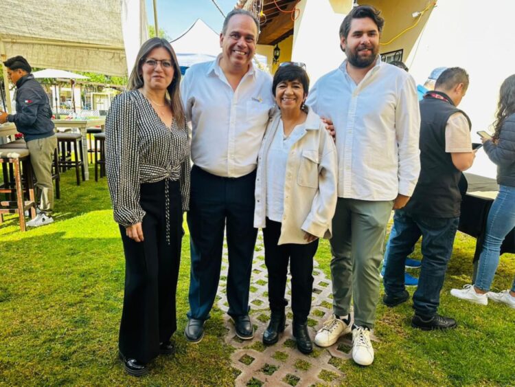 Funcionarios de SEDATU y Conavi entregan viviendas a familias reubicadas por el proyecto del Tren AIFA-Pachuca en el desarrollo Real Granada, Tecámac.
La SEDATU y la Conavi entregaron viviendas a familias reubicadas por el Tren AIFA-Pachuca en el desarrollo Real Granada, en Tecámac, Estado de México. AMEXI/foto/Vinte