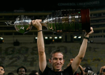 Flamengo cumple capricho y renueva a Filipe Luís