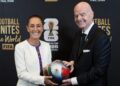 Claudia Sheinbaum asiste al sorteo del Mundial 2026, saca la pelotita de México