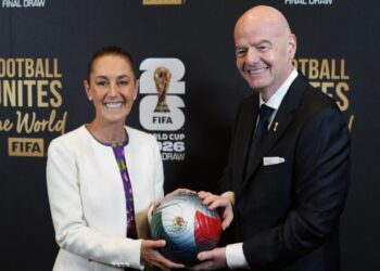 Claudia Sheinbaum asiste al sorteo del Mundial 2026, saca la pelotita de México
