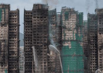 Detenidas 13 personas por incendió en Hong Kong, mientras subió a 151 el número de fallecidos