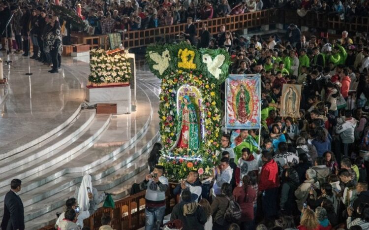 cIUDAD DE MÉXICO, 12DICIEMBRE2017.- Miles de fieles devotos se dieron cita esta madrugada en la Basílica de Guadalupe para cantarle las mañanitas a la Virgen de Guadalupe con motivo del 486 Aniversario de la apático de Santa María de Guadalupe en el Tepeyac. Las mañanitas y eucaristía solemne fueron presididas por Enrique Glennie Graue, vicario general y episcopal de Guadalupe y rector del Santuario.
FOTO: MARIO JASSO /CUARTOSCURO.COM