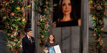 Entregan Nobel de la Paz sin María Corina Machado; su hija lo recibe