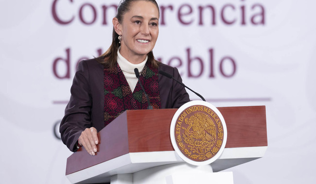 Cuauhtémoc, Ciudad de México. 8 de diciembre 2025. La presidenta constitucional de los Estados Unidos Mexicanos, la Doctora Claudia Sheinbaum Pardo en conferencia de prensa matutina en el salón de la Tesorería de Palacio Nacional. La acompañan: Iván Escalante, Procurador Federal del Consumidor (Profeco); Zoé Alejandro Robledo Aburto, director general del Instituto Mexicano del Seguro Social (IMSS); Mario Delgado Carrillo, secretario de Educación Pública; Tania Rodríguez Mora; Subsecretaria de Educación Media Superior; Alfonso Suárez del Real, asesor político de la Coordinación de Comunicación Social. Foto: Saúl López Escorcia/Presidencia